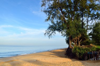 Mai khao beach, Phuket, Tayland, mavi gökyüzü ile güzel bir plaj