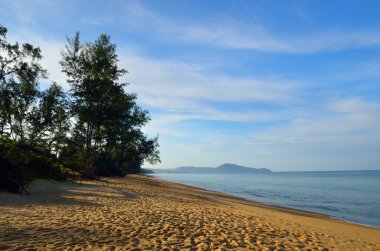 Mai khao beach, Phuket, Tayland, mavi gökyüzü ile güzel bir plaj