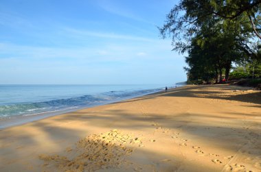 Mai khao beach, Phuket, Tayland, mavi gökyüzü ile güzel bir plaj