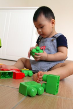 Küçük bir çocuk yapı taşları istifleme