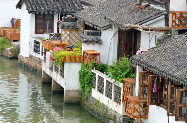 Oude dorp door rivier in shanghai met boot — Stockfoto