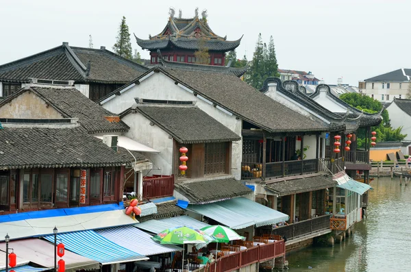 Velha aldeia por rio em Xangai com barco — Fotografia de Stock