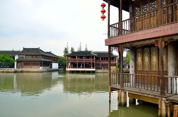 Antiguo pueblo por río en Shanghai con barco —  Fotos de Stock