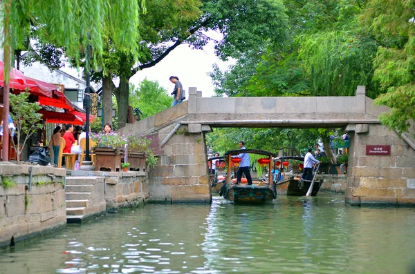在河边的旧村上海用小船 — 图库照片