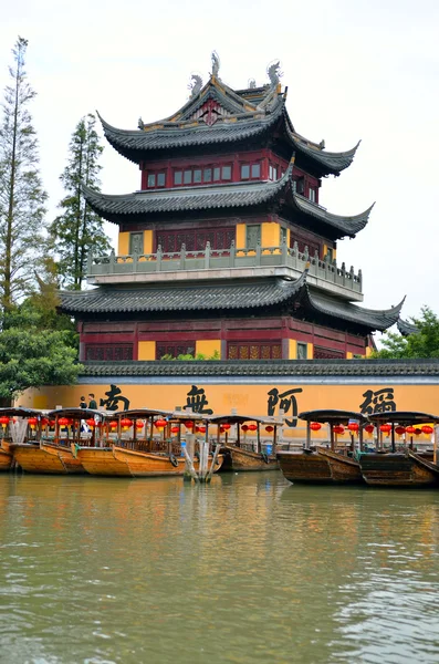 Vecchio villaggio lungo il fiume a Shanghai con la barca — Foto Stock