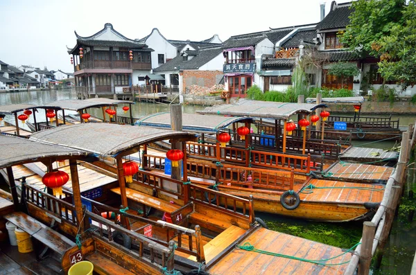 Antiguo pueblo por río en Shanghai con barco — Foto de Stock