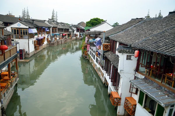 Antiguo pueblo por río en Shanghai con barco — Foto de Stock