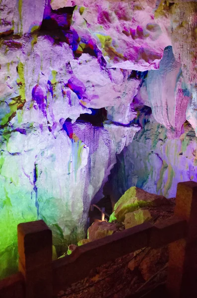 Красиві світлові різнокольорові сталактити від карстових рід флейта печера. Китай Гуансі Guilin — стокове фото