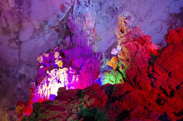 Красиві світлові різнокольорові сталактити від карстових рід флейта печера. Китай Гуансі Guilin — стокове фото