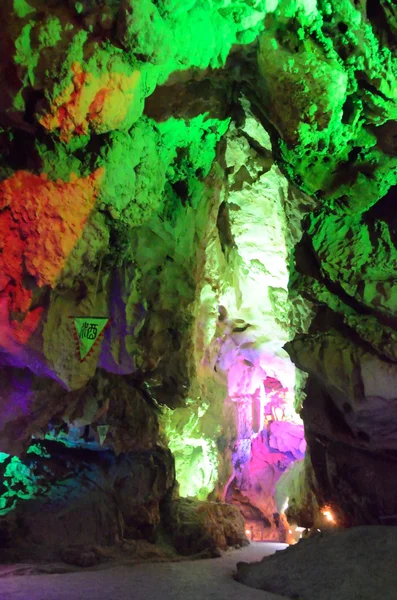 Vackra belysta mångfärgade stalaktiter från karst reed flöjt cave. Guilin guangxi Kina — Stockfoto