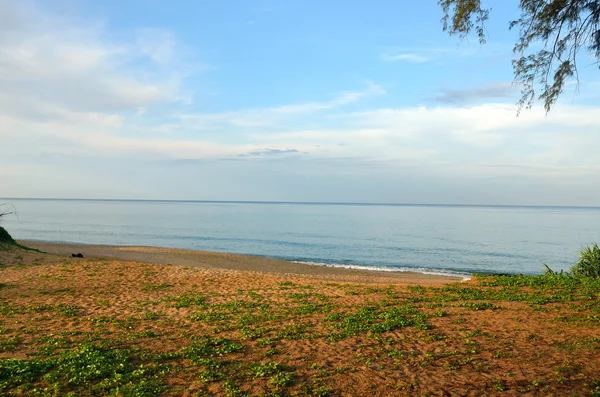 Hermosa playa con cielo azul en la playa de Mai khao, Phuket, Tailandia —  Fotos de Stock