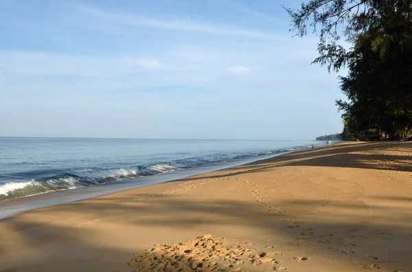 Praia bonita com céu azul na praia de Mai Khao, Phuket, Tailândia — Fotografia de Stock
