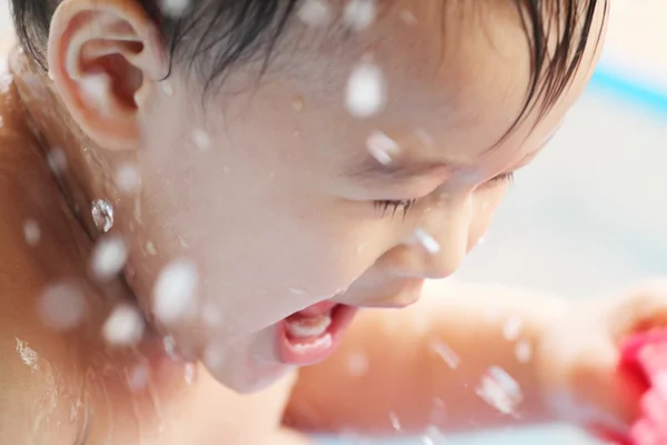 Bambino che gioca in acqua — Foto Stock