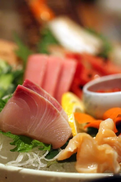 Sashimi suşi renkli bir tabak — Stok fotoğraf