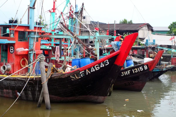 Colorful chinese fishing boat resting at a Chinese Fishing Village, Sekinchan, Malaysia — Stock Photo, Image