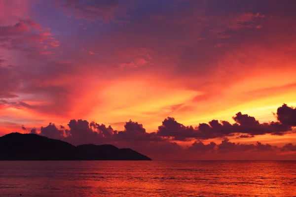 Dramatische zeegezicht bij zonsondergang in Penang, Maleisië — Stockfoto