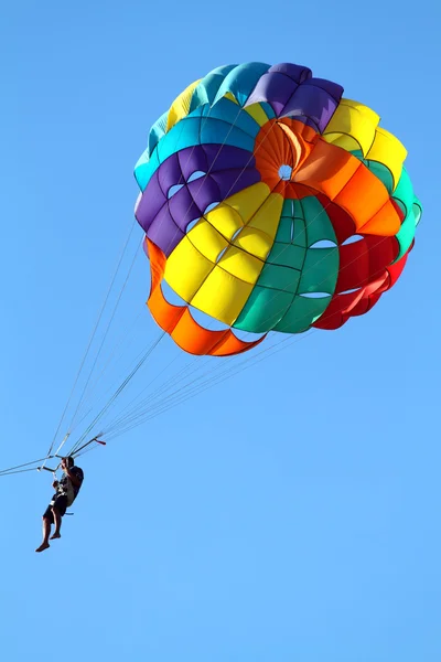 Parachutisme sur une mer — Photo