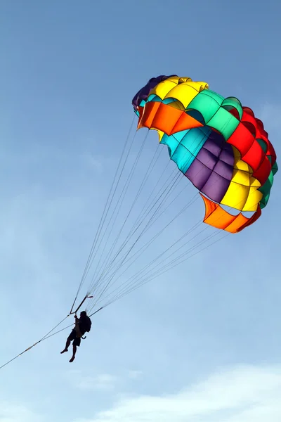 Parachuting over a sea — Stock Photo, Image