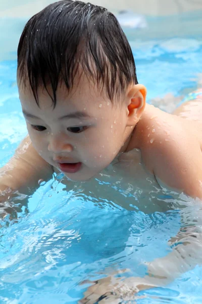 Bambino che gioca in acqua — Foto Stock