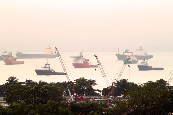 Paisagem da vista das aves dos navios de carga que entram em um dos portos mais movimentados do mundo, Singapura — Fotografia de Stock