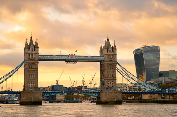 Tower Bridge in London, Großbritannien — Stockfoto