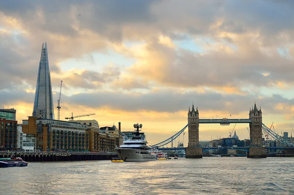 英国伦敦泰晤士河畔的股票形象 — 图库照片