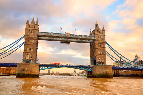 Tower Bridge en Londres, Reino Unido — Foto de Stock