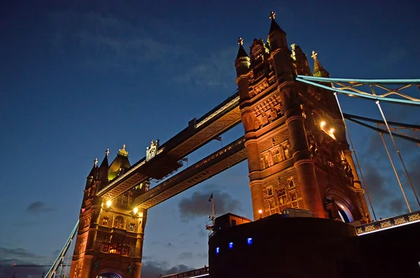 Tower Bridge in London, Großbritannien — Stockfoto