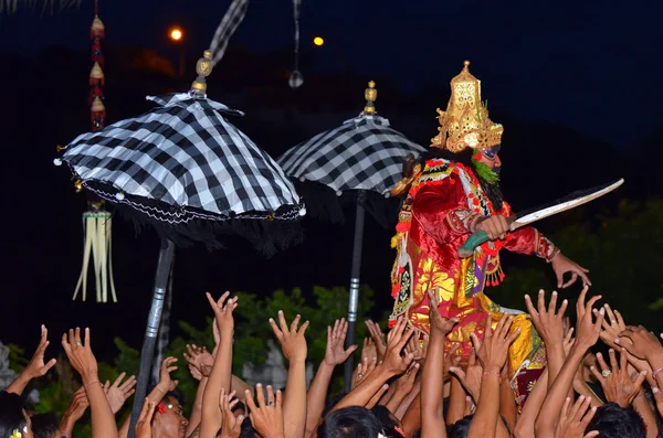 Вогонь Kecak танцю на храму Uluwatu, Балі, Індонезія — стокове фото