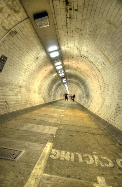 El túnel del pie de Greenwich cruza bajo el río Támesis en el este de Londres, conectando Greenwich en el sur con la Isla de los Perros en el norte — Foto de Stock