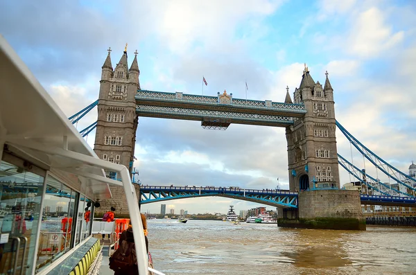 Tower Bridge in London, Großbritannien — Stockfoto