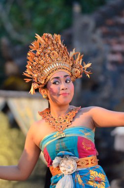 Bali dili genç kadın dansçı geleneksel dans performans
