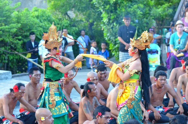 La danza del fuego de Kecak en el templo de Uluwatu, Bali, Indonesia —  Fotos de Stock