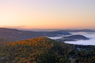 Vermont ülke tarafında üzerinde yüzen bir sıcak hava balonu bir havadan görünümü
