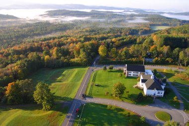 Vermont ülke tarafında üzerinde yüzen bir sıcak hava balonu bir havadan görünümü
