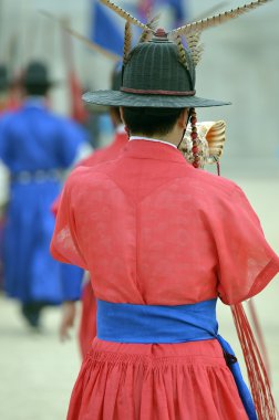 Satır eski royal residence, Seoul, Güney Kore eski geleneksel asker üniformalı silahlı Muhafız