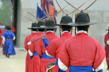 Satır eski royal residence, Seoul, Güney Kore eski geleneksel asker üniformalı silahlı Muhafız