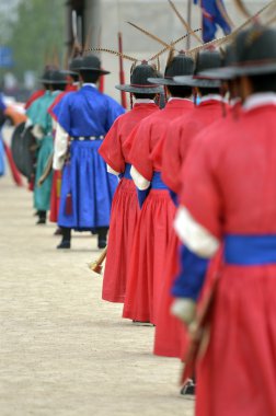 Satır eski royal residence, Seoul, Güney Kore eski geleneksel asker üniformalı silahlı Muhafız