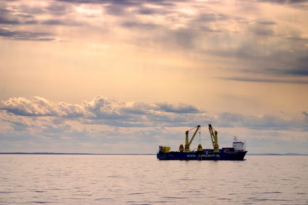 Navio de carga navegando em águas tranquilas perto do porto de Boston — Fotografia de Stock
