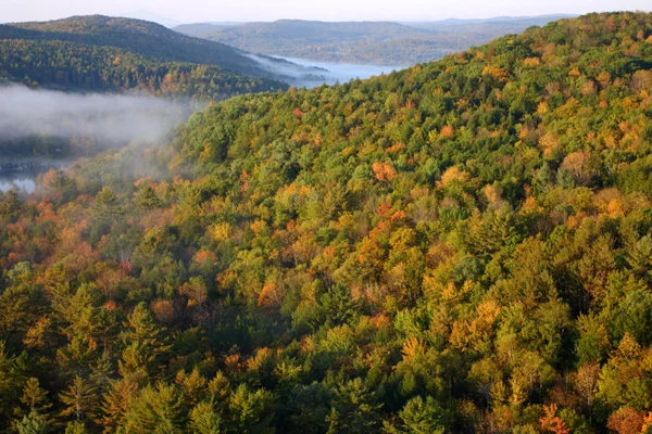 En Flygfoto över en luftballong sväva över sidan Vermont land — Stockfoto