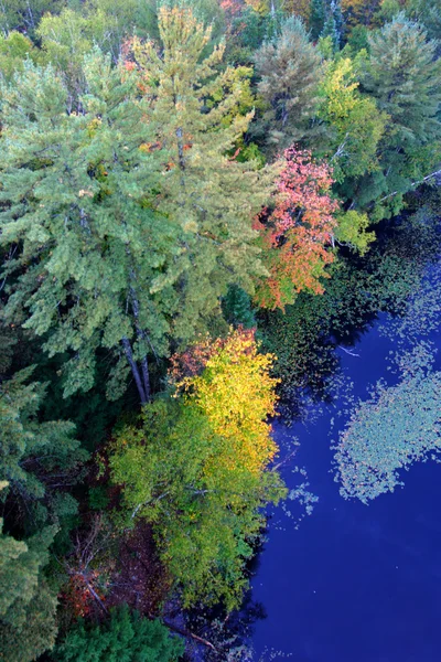 En Flygfoto över en luftballong sväva över sidan Vermont land — Stockfoto