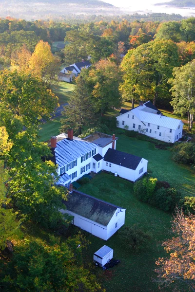 En Flygfoto över en luftballong sväva över sidan Vermont land — Stockfoto