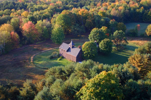 An aerial view of a hot air balloon floating over the Vermont country side — Stock Photo, Image