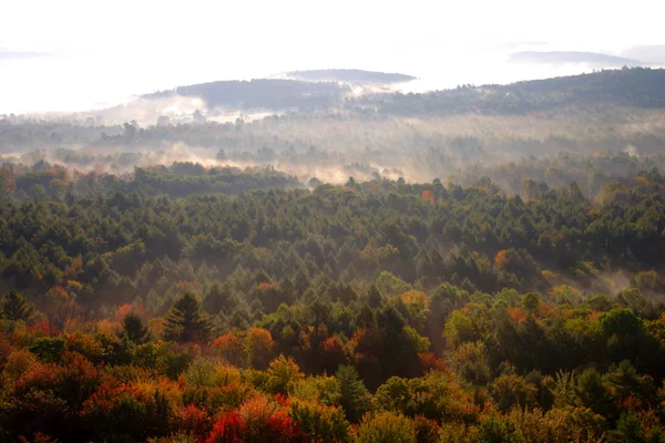 Uma vista aérea de um balão de ar quente flutuando sobre o lado do país de Vermont — Fotografia de Stock