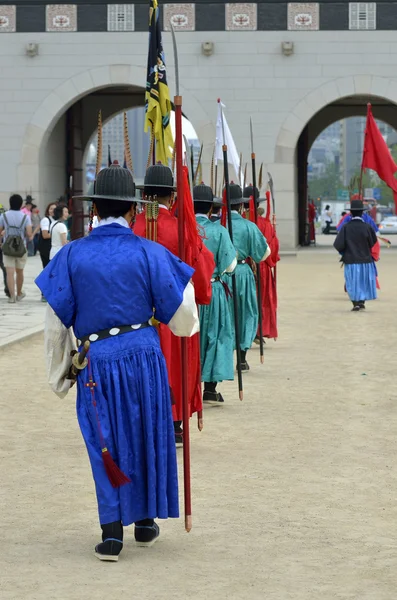 stock image Row of armed guards in ancient traditional soldier uniforms in the old royal residence, Seoul, South Korea