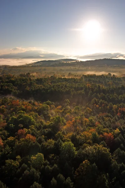 Uma vista aérea de um balão de ar quente flutuando sobre o lado do país de Vermont — Fotografia de Stock