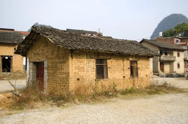 Бедность - бедное жилье в деревне — стоковое фото
