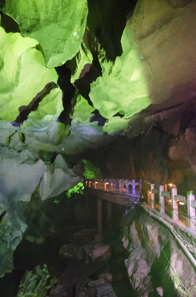 Красиві світлові різнокольорові сталактити від карстових рід флейта печера. Підборіддя Гуансі Guilin — стокове фото