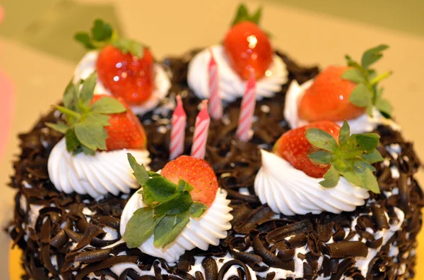 Velas de aniversário felizes no bolo de chocolate — Fotografia de Stock