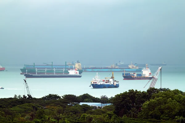 Paisagem da vista das aves dos navios de carga que entram em um dos portos mais movimentados do mundo, Singapura — Fotografia de Stock